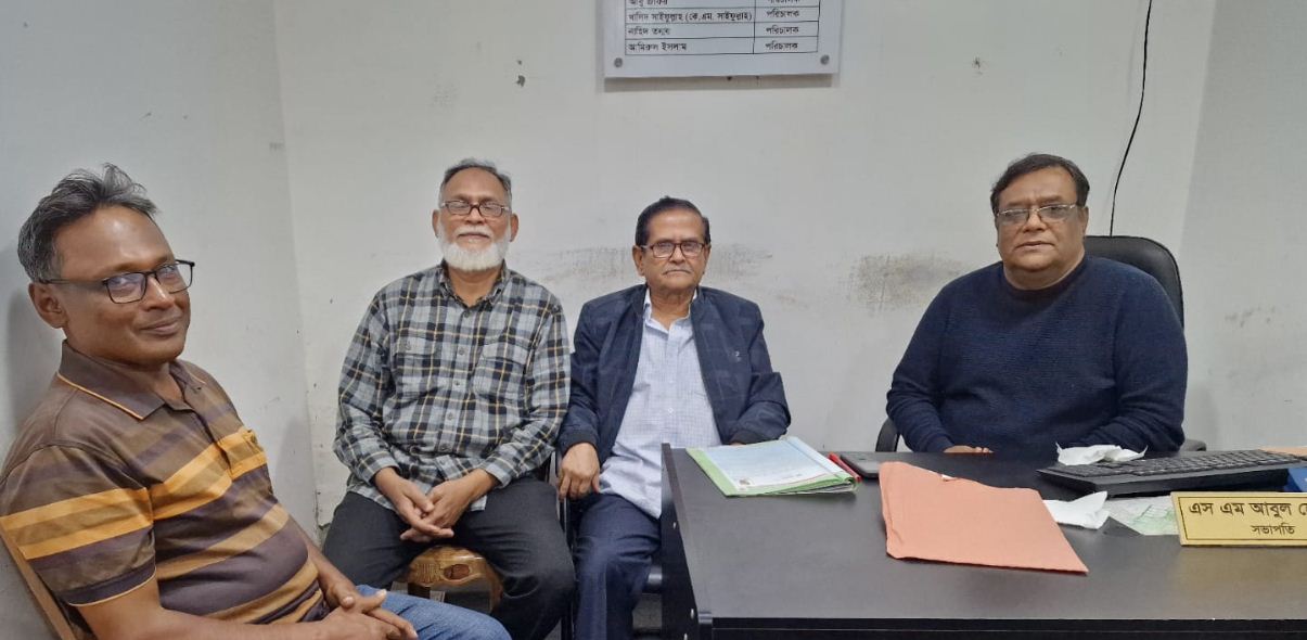সিমিতির অফিসে বাংলাদেশ প্রতিদিনের ভারপ্রাপ্ত সম্পাদক আবু তাহের ভাই। জেনে গেলেন সমিতির অগ্রগতি।